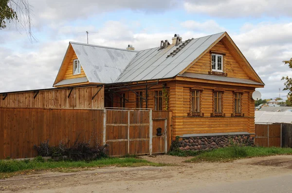 Schönes Natürliches Holzhaus Mit Beplanktem Zaun — Stockfoto