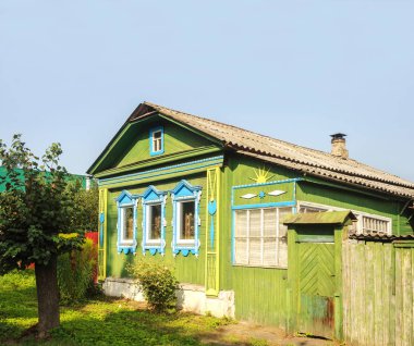 Küçük Rus kasabada süslü penceresi olan eski ülke ahşap ev
