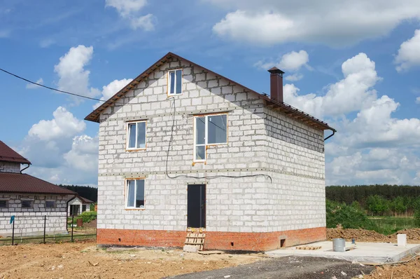 Construction Une Nouvelle Maison Blanche Banlieue Deux Étages Ensoleillée Journée — Photo