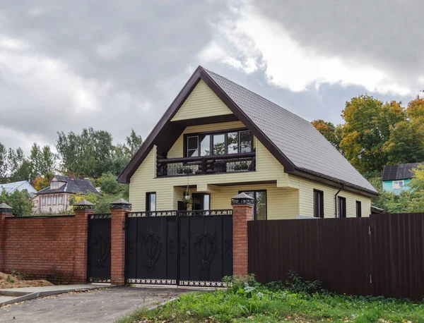 ロシアの小さな町 Tutaev のマンサード屋根と美しい新しい黄色い家 — ストック写真