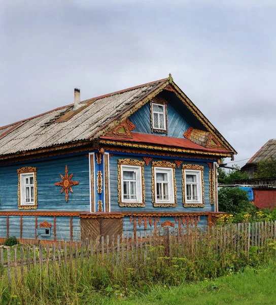 Παλιό Ζωγραφισμένο Υπαίθρου Ξύλινο Σπίτι Διακόσμηση Σκαλιστά Παράθυρα Στο Ρωσικό — Φωτογραφία Αρχείου