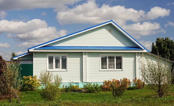 Vackra Små Nya Vita Huset Täckt Med Ytterväggar Ryska Byn — Stockfoto