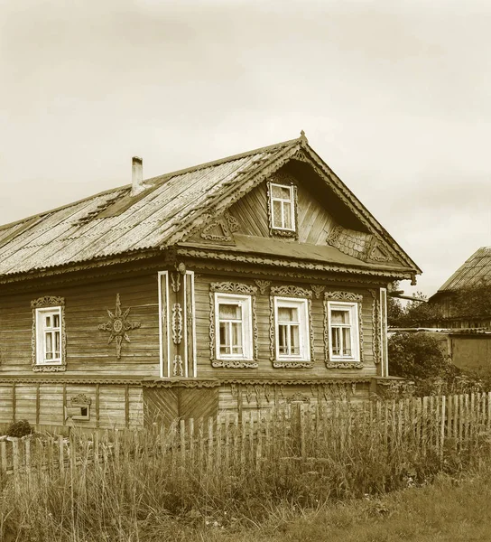 Eski Boyalı Kırsal Ahşap Evi Rus Köy Içinde Oyulmuş Pencere — Stok fotoğraf