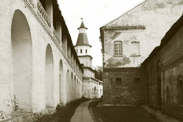 狭窄的小径独自在新耶路撒冷修道院 1658 1685 俄罗斯的石墙 单色风格 — 图库照片