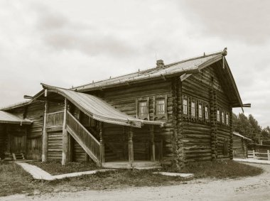 Kuzey Rusya'nın eski büyük ahşap ev. Müzesi ahşap Mimarlık, Arkhangelsk bölgesi. Tek renkli stil.