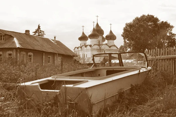 Velho Barco Duralumin Chão Antiga Cidade Russa Kargopol Norte Rússia — Fotografia de Stock