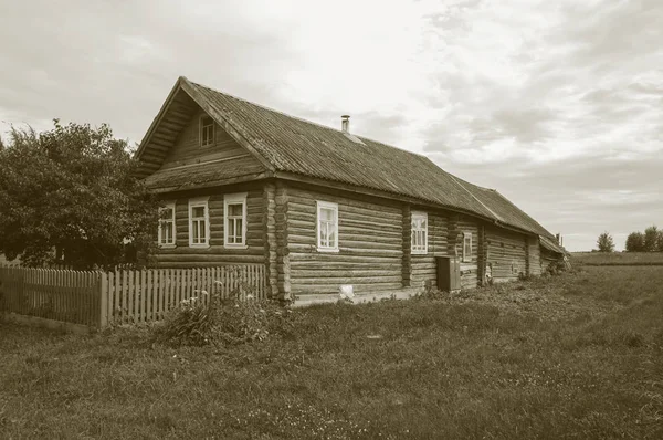 Starý Velký Dřevěný Dům Ruské Vesnici Monochromatický Styl — Stock fotografie