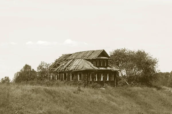 Velha Casa Madeira Abandonada Com Telhado Madeira Quebrado Estilo Monocromático — Fotografia de Stock