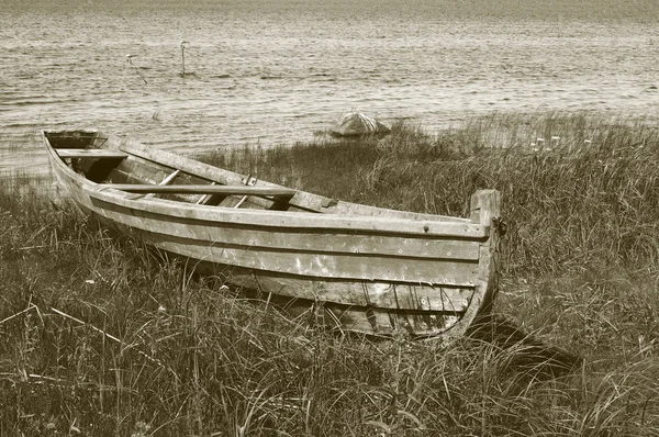 Παλιό Ξύλινο Αλιευτικό Σκάφος Στην Τράπεζα Λίμνη Στη Βόρεια Ρωσία — Φωτογραφία Αρχείου