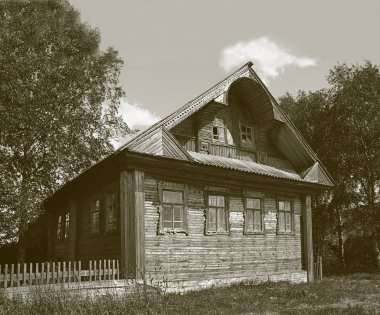 Yaşlı çiftçinin Kuzey Rus köy Kargopol, Arkhangelsk Bölgesi yakınındaki Nokola ahşap evde. Tek renkli stil.
