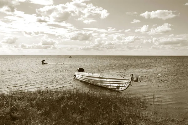 Uitzicht Het Meer Met Oude Houten Motor Vissersboot Wassen Vrouw — Stockfoto