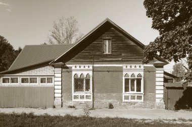 Rus şehirdeki Gus-Khrustalny, Vladimir Bölgesi eski güzel kırmızı tuğla ev. Tek renkli stil.