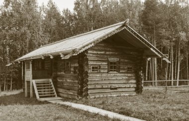 Arkhangelsk bölgesi, Kuzey Rusya eski ahşap evde. Tek renkli stil.