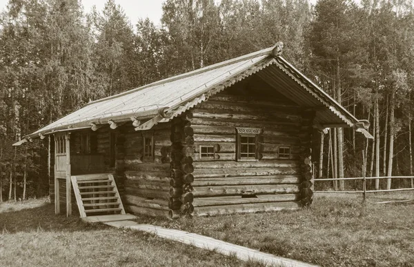 Παλιό Ξύλινο Σπίτι Στην Περιφέρεια Αρχάγγελσκ Βόρεια Ρωσία Μονόχρωμη Στυλ — Φωτογραφία Αρχείου