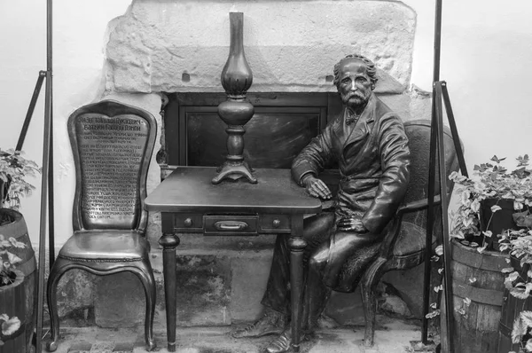 煤蓝和煤泽的纪念碑 煤油灯的发明者 乌克兰利沃夫 单色风格 — 图库照片