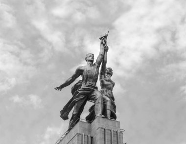 Anıt işçi ve kolhoz kadın (işçi ve toplu çiftçi) Sovyet heykeltıraş Vera Mukhina Moskova, Rusya VDKNh park yakınındaki. Paslanmaz çelik, SSCB, 1937 yaptı. Tek renkli stil.