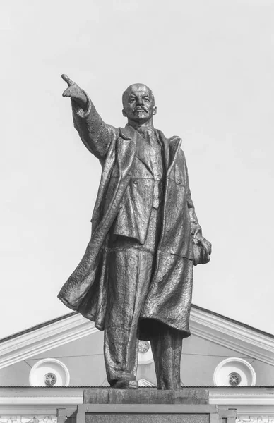 俄罗斯共产党领导人列宁纪念碑 纳瓦希诺 下诺夫哥罗德地区 俄罗斯 黑白风格 — 图库照片