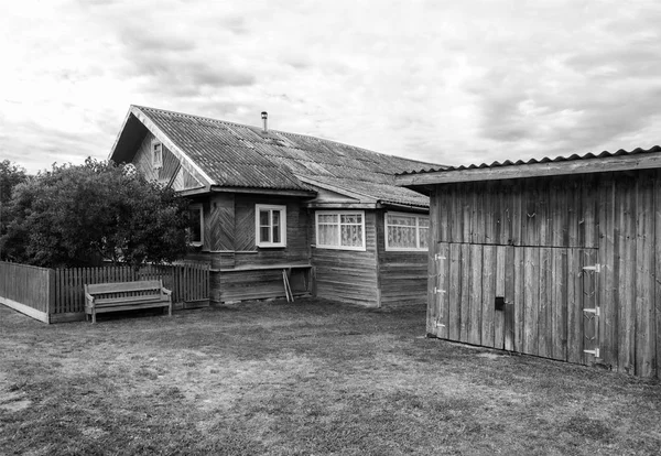 Velha Casa Madeira Com Galpão Gramado Aldeia Russa Dia Verão — Fotografia de Stock