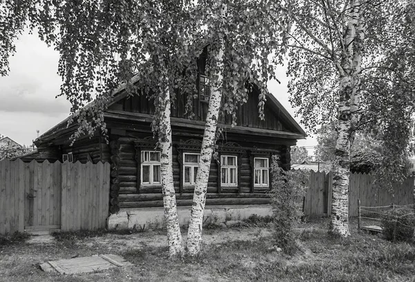 Altes Hölzernes Landhaus Mit Birken Davor Gebiet Jaroslawl Russland Monochromer — Stockfoto