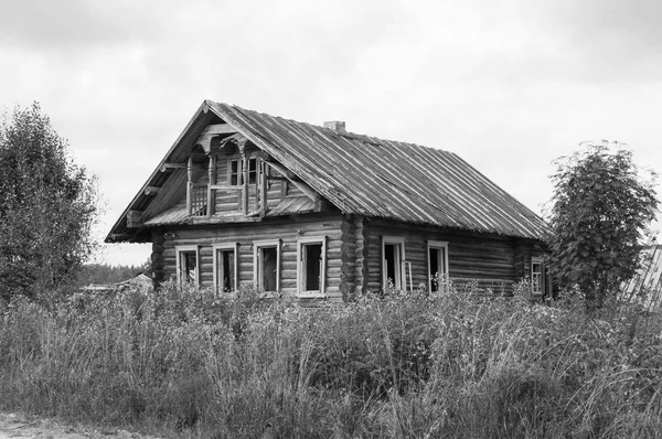 Oude Vernietigd Verlaten Houten Huis Russische Dorp Zwart Wit Stijl — Stockfoto