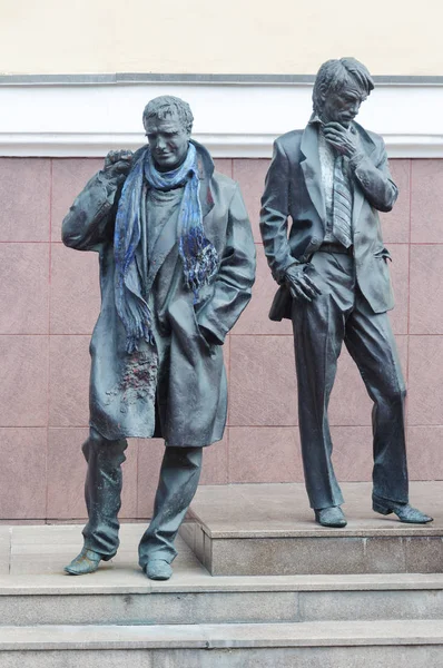 Monument Till Sovjetiska Filmskapare Gennady Shpalikov Och Andrey Tarkovsky Framför Stockbild