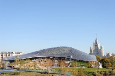 Konser salonu ve Grand amfitiyatro parkta Zaryadye, Moskova, Rusya Federasyonu. Sunny sonbahar günü.