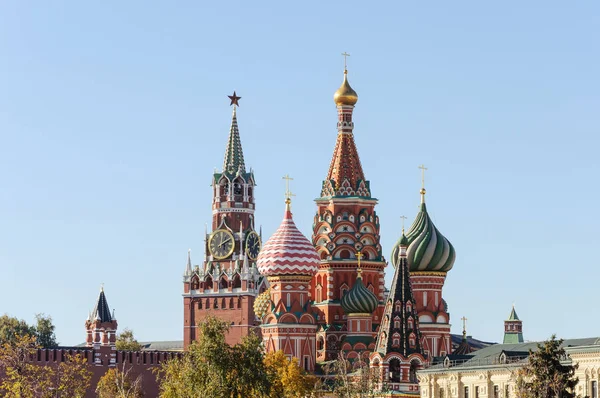 Cúpulas Catedral San Basilio Spasskaya Salvador Torre Del Kremlin Vista — Foto de Stock