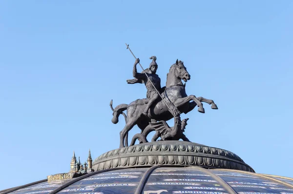 Emblema Moscou Estátua São Jorge Vitorioso Que Bate Uma Cobra — Fotografia de Stock
