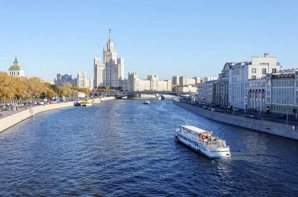 Μόσχα Ποτάμι Σκάφη Αναψυχής Του Στάλιν Ουρανοξύστη Στην Απόσταση Θέα Εικόνα Αρχείου