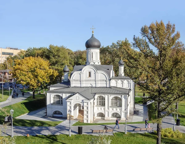 義人アンナ の概念の古代教会 Zaryadie モスクワ ロシアの公園からの眺め — ストック写真