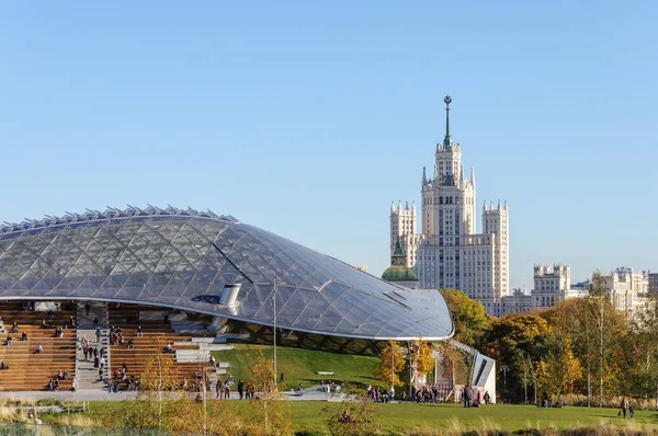 Concert Hall Parque Zaryadye Edifício Alto Stalin Distância Moscou Rússia — Fotografia de Stock