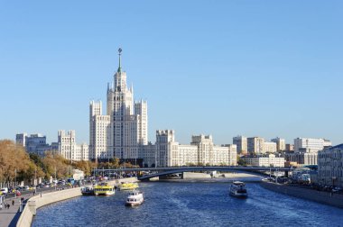 Moskova Nehri, zevk tekneler. Stalin'in Kotelnicheskaya setin yüksek katlı bina. Asma köprü parkta Zaryadye, Moskova, Rusya üzerinden görüntülemek.