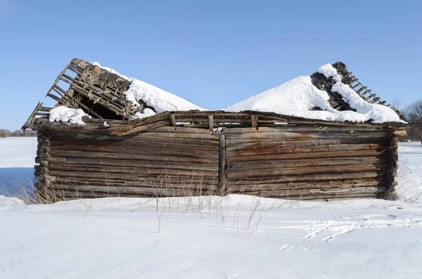 Ancienne Grange Bois Abandonnée Avec Toit Cassé Périphérie Petit Village — Photo