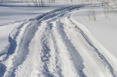Kar kış orman track. Güneşli kış günü.