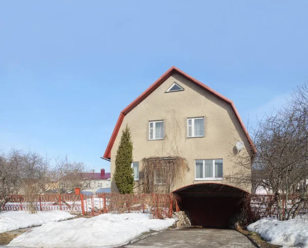Steinhaus Mit Garage Einer Kleinen Russischen Stadt Zeitigen Frühling Gebiet — Stockfoto