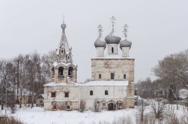 Donmuş nehir, kar yağışı, Vologda, Rusya Federasyonu yanında kilise terk edilmiş