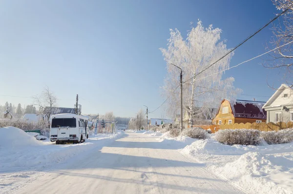 Küçük Rus Köyde Karlı Yol Çıplak Ağaçlar Hoar Frost Ile — Stok fotoğraf