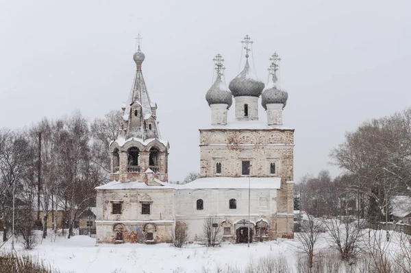 Donmuş Nehir Kar Yağışı Vologda Rusya Federasyonu Yanında Kilise Terk — Stok fotoğraf