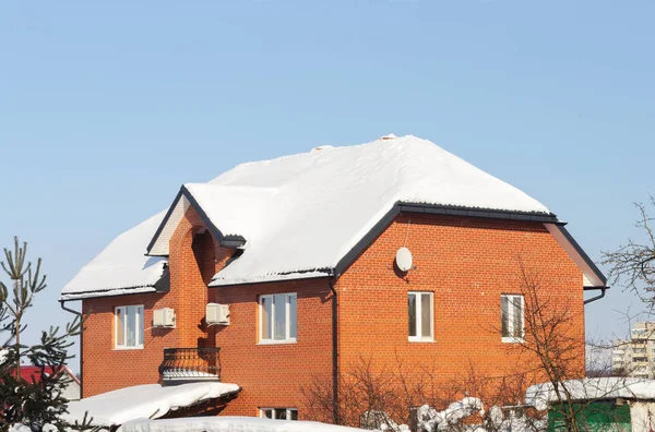 Maison Brique Rouge Deux Étages Toit Couvert Neige Journée Ensoleillée — Photo