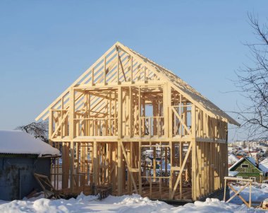 Yeni konut inşaat ev çerçeveleme. Ahşap inşaat, kış saati, Rusya Federasyonu.