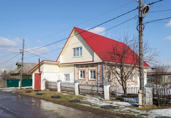 ロシアの町 春の時の赤い屋根と美しい小さな白いれんが造りの家 — ストック写真