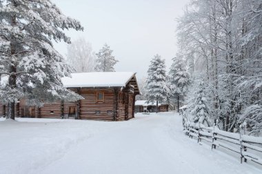 Kuzey Rus köyünde eski ahşap evler. Turizm kompleksi 