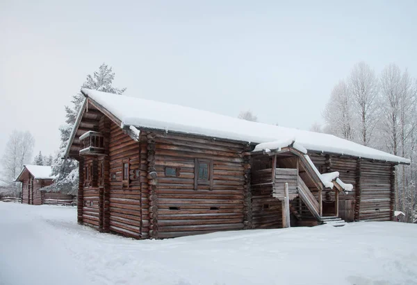 俄罗斯普里莫尔斯克地区阿尔汉什克附近北部露天博物馆马琳 科里里的老木制乡村别墅 冬季时间 — 图库照片