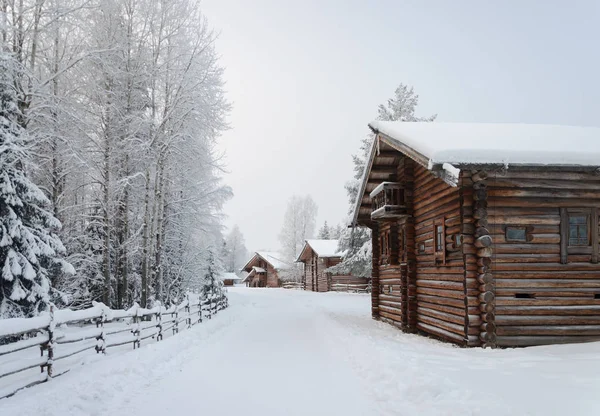 Alte Hölzerne Landhäuser Mit Schnee Bedeckt Nördlichen Freilichtmuseum Malye Korely lizenzfreie Stockfotos