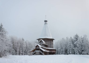 Eski ahşap kilise St George (1672) Malye Korely Arkhanglesk, Rusya Federasyonu yakınındaki kuzey Açık Hava Müzesi'nde. Karlı kış günü.
