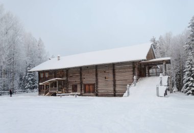 Kuzey Rusya bahçede ile eski büyük ahşap köylü evi. Hava Müzesi Malye Korely yakınındaki Arkhangelsk, karlı kış günü açık.