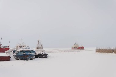 Gemi Arkhangelsk, Kuzey Rusya Kuzey Dvina nehirde buza arasında iskelede. Soğuk kış günü.
