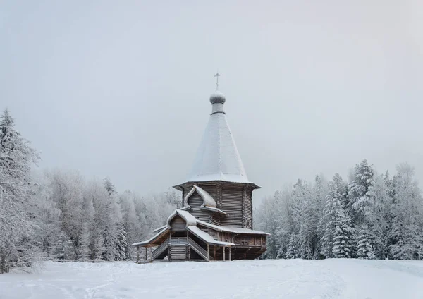 旧国木製の聖ジョージ教会 1672 北部の戸外博物館 Malye Korely Arkhanglesk ロシアの近くに 雪の降る冬の日 — ストック写真