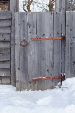 Kuzey Rus köyünde eski yıpranmış ahşap küçük kapı