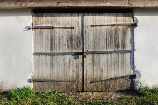 俄罗斯村马厩的旧脏的未涂漆木门 — 图库照片